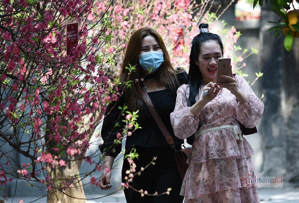 Khánh Ly (Hà Đông, Hà Nội) - lần đầu tiên đến chùa Hà, mong năm mới sẽ có nhiều may mắn.