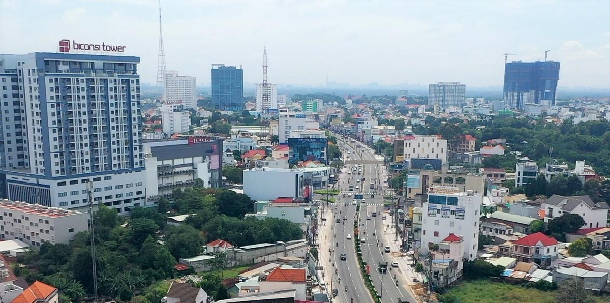 Đô thị phát triển sầm uất, nhà cao tầng xuất hiện ngày càng nhiều hơn tại Bình Dương vì quỹ đất được ưu tiên cho phát triển công nghiệp và hạ tầng.