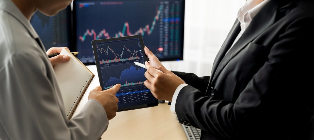 Kênh đầu tư chứng khoán đang thu hút nhiều nhà đầu tư. Kênh đầu tư chứng khoán đang thu hút nhiều nhà đầu tư.