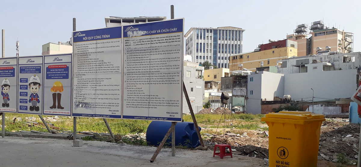 … bên trong vẫn là khu đất trống, không có bất cứ hoạt động xây dựng nào diễn ra. Ảnh: Việt Dũng. … bên trong vẫn là khu đất trống, không có bất cứ hoạt động xây dựng nào diễn ra. Ảnh: Việt Dũng.