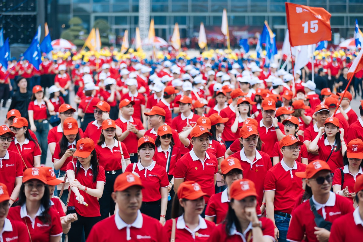 Cán bộ nhân viên đầy tự hào trong màu áo đồng phục SeABank.