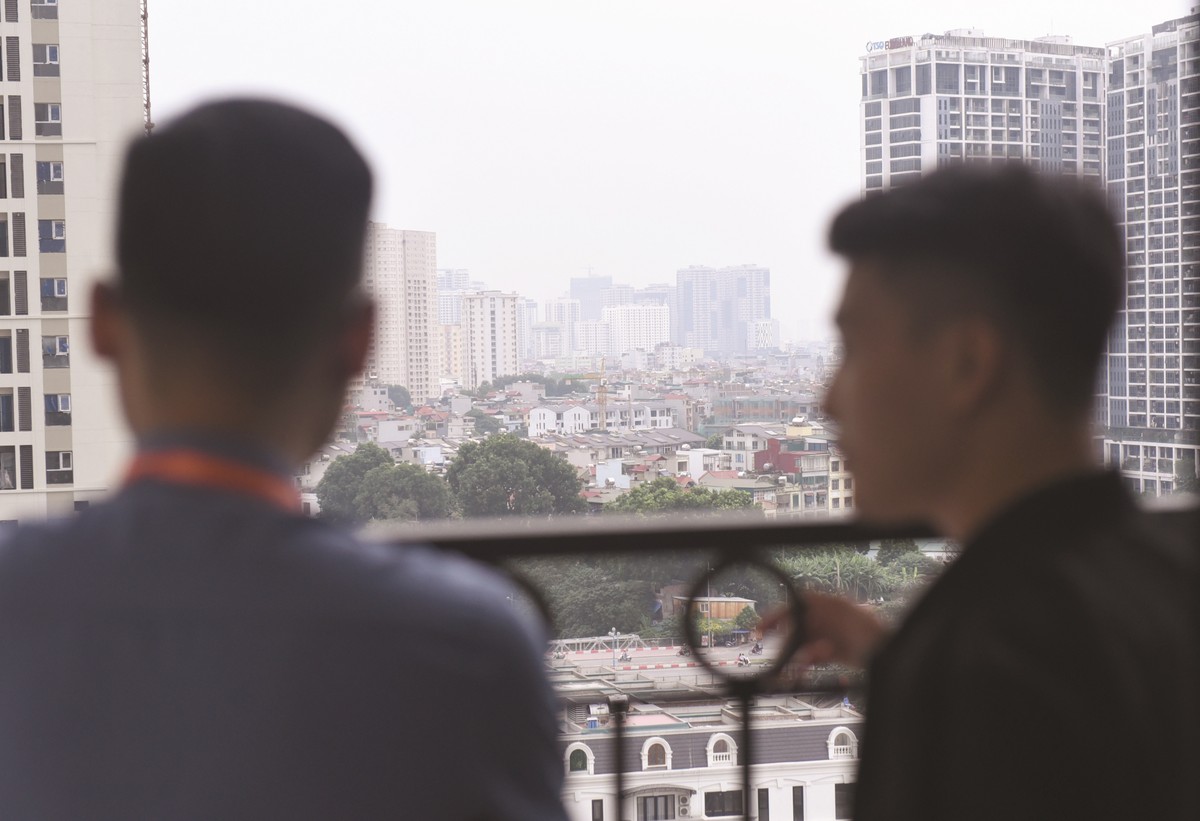 Giá nhà liên tục leo thang khiến việc sở hữu nhà ở ngày càng xa tầm với. Giá nhà liên tục leo thang khiến việc sở hữu nhà ở ngày càng xa tầm với.