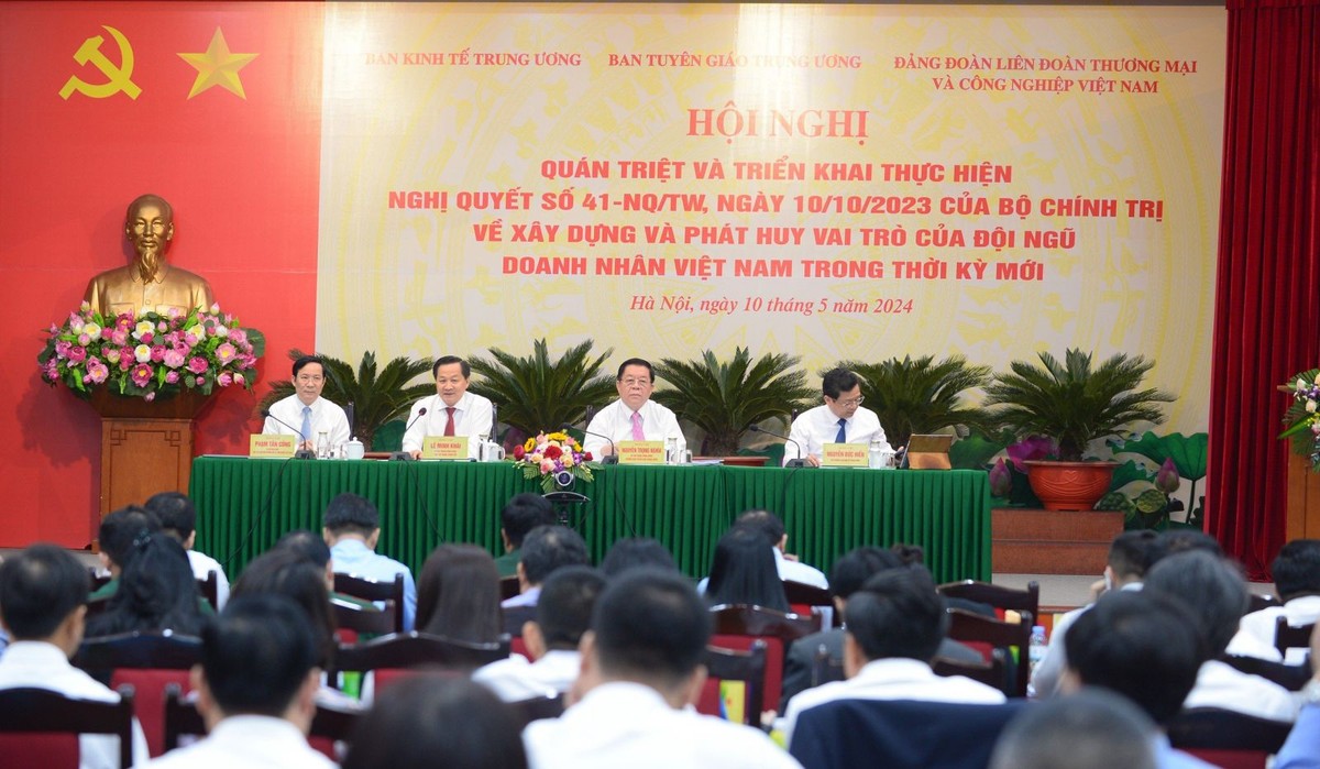 Hội nghị quán triệt và triển khai thực hiện Nghị quyết 41-NQ/TW của Bộ Chính trị về xây dựng và phát huy vai trò của đội ngũ doanh nhân Việt Nam trong thời kỳ mới. Hội nghị quán triệt và triển khai thực hiện Nghị quyết 41-NQ/TW của Bộ Chính trị về xây dựng và phát huy vai trò của đội ngũ doanh nhân Việt Nam trong thời kỳ mới.