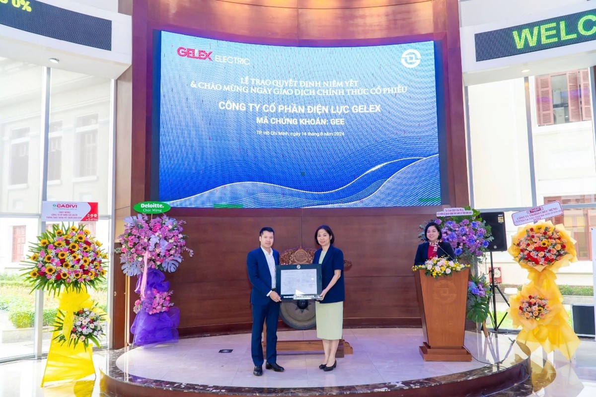 Bà Trần Anh Đào - Phó tổng giám đốc phụ trách Ban điều hành Sở GDCK TP.HCM trao quyết định niêm yết cho ông Nguyễn Trọng Trung - Tổng giám đốc GELEX Electric. Bà Trần Anh Đào - Phó tổng giám đốc phụ trách Ban điều hành Sở GDCK TP.HCM trao quyết định niêm yết cho ông Nguyễn Trọng Trung - Tổng giám đốc GELEX Electric.