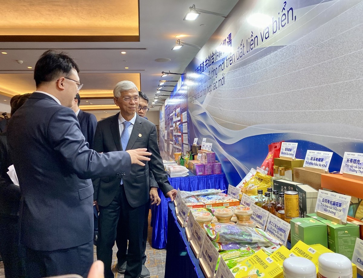 Thông qua Hành lang thương mại đường bộ - đường biển quốc tế mới Trùng Khánh – TP.HCM, doanh nghiệp hai nước có cơ hội mở rộng thị trường. Thông qua Hành lang thương mại đường bộ - đường biển quốc tế mới Trùng Khánh – TP.HCM, doanh nghiệp hai nước có cơ hội mở rộng thị trường.