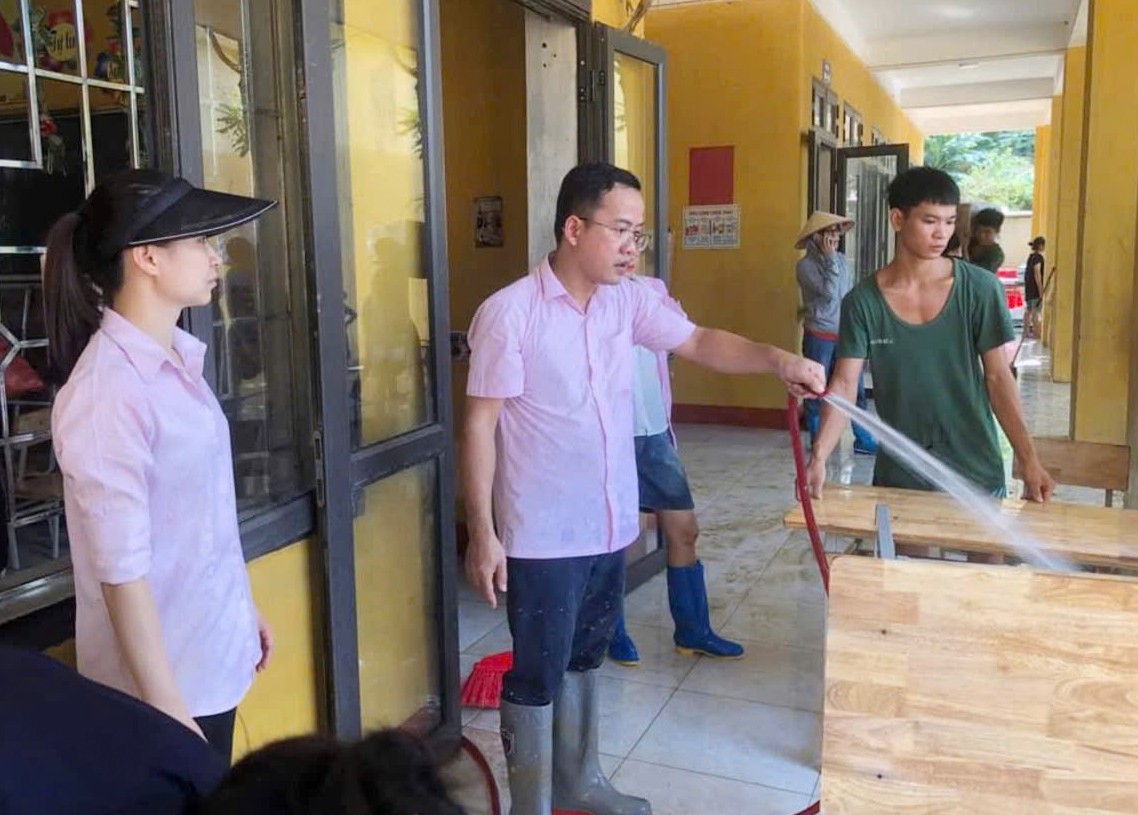 Cán bộ Ngân hàng Chính sách xã hội chủ động dọn dẹp, sửa sang lại các trụ sở phòng và các điểm giao dịch tại xã để nhanh chóng hoạt động trở lại bình thường. Cán bộ Ngân hàng Chính sách xã hội chủ động dọn dẹp, sửa sang lại các trụ sở phòng và các điểm giao dịch tại xã để nhanh chóng hoạt động trở lại bình thường.