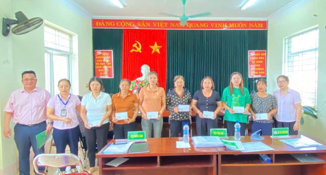 Với tình cảm cá nhân, các cán bộ tín dụng Chi nhánh Ngân hàng Chính sách xã hội tỉnh Yên Bái đã động viên, chia sẻ với các tổ trưởng tổ tiết kiệm và vay vốn bị thiệt hại do bão lũ tại phiên giao dịch bù vừa qua. Với tình cảm cá nhân, các cán bộ tín dụng Chi nhánh Ngân hàng Chính sách xã hội tỉnh Yên Bái đã động viên, chia sẻ với các tổ trưởng tổ tiết kiệm và vay vốn bị thiệt hại do bão lũ tại phiên giao dịch bù vừa qua.