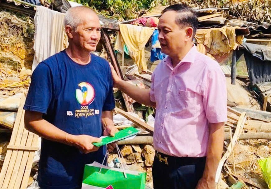 Ngoài nhiệm vụ chuyên môn, khi các hộ có hoàn cảnh khó khăn, các khách hàng vay vốn bị ảnh hưởng bởi thiên tai, Chi nhánh Ngân hàng Chính sách xã hội tỉnh Yên Bái thường xuyên có mặt kịp thời động viên, chia sẻ với bà con trên tinh thần “tương thân tương ái”, “lá lành đùm lá rách”. Ngoài nhiệm vụ chuyên môn, khi các hộ có hoàn cảnh khó khăn, các khách hàng vay vốn bị ảnh hưởng bởi thiên tai, Chi nhánh Ngân hàng Chính sách xã hội tỉnh Yên Bái thường xuyên có mặt kịp thời động viên, chia sẻ với bà con trên tinh thần “tương thân tương ái”, “lá lành đùm lá rách”.