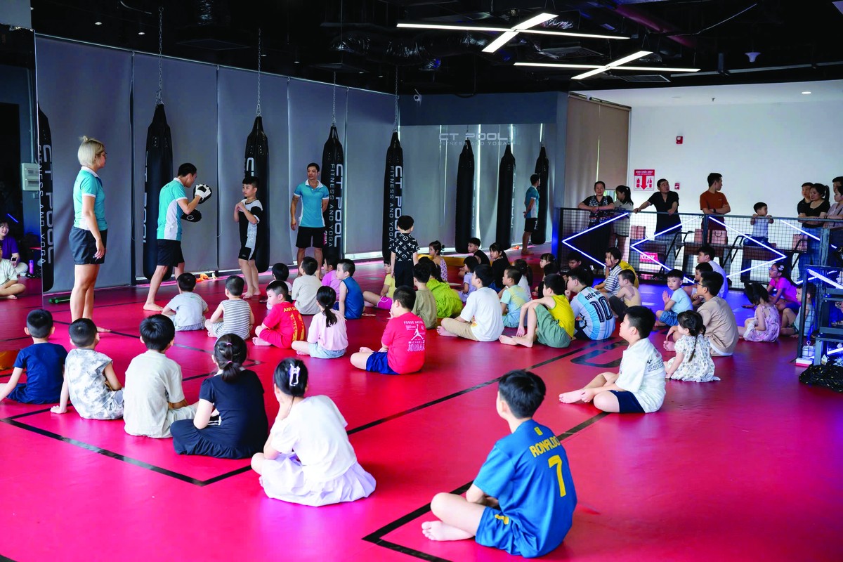 Các bạn nhỏ hứng thú tham gia tập luyện thể dục thể thao Các bạn nhỏ hứng thú tham gia tập luyện thể dục thể thao