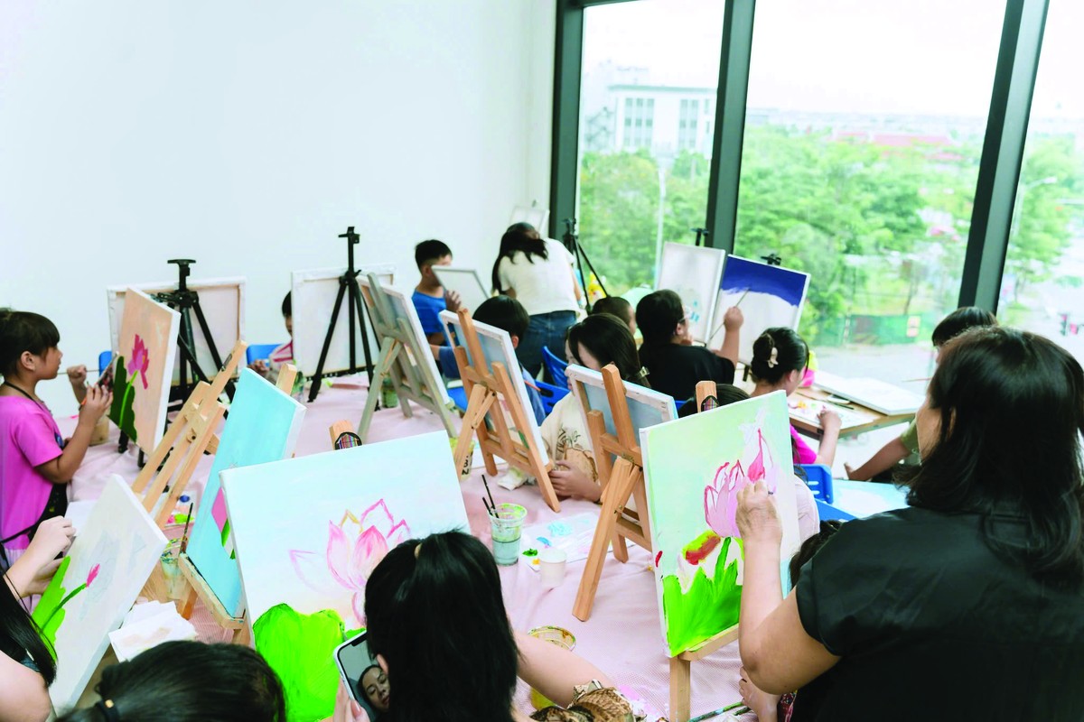 Lớp học vẽ tranh thu hút được nhiều người tham gia gồm cả người lớn và trẻ em Lớp học vẽ tranh thu hút được nhiều người tham gia gồm cả người lớn và trẻ em