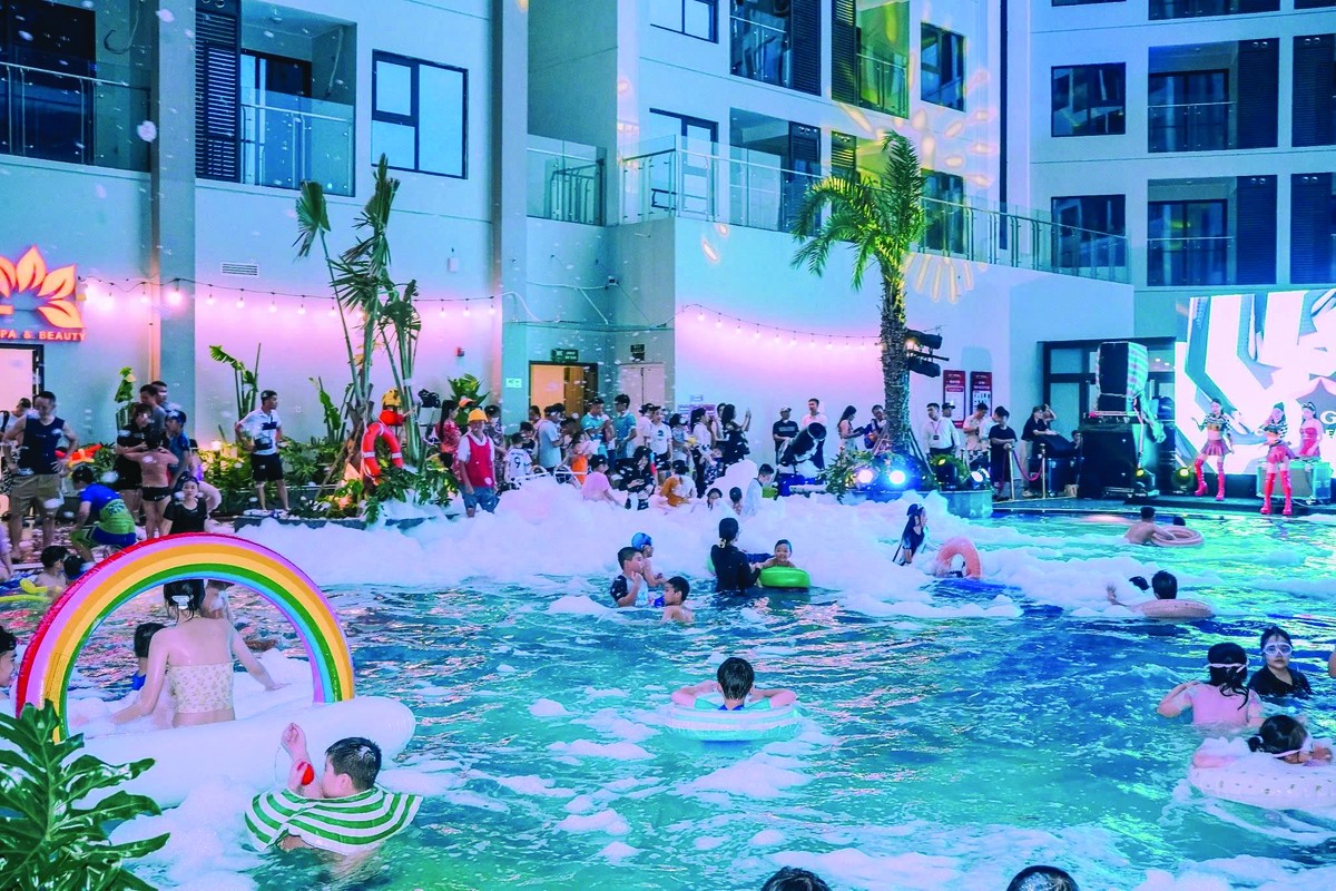 Bể bơi trên không - điểm tụ tập yêu thích của các gia đình vào cuối tuần Bể bơi trên không - điểm tụ tập yêu thích của các gia đình vào cuối tuần