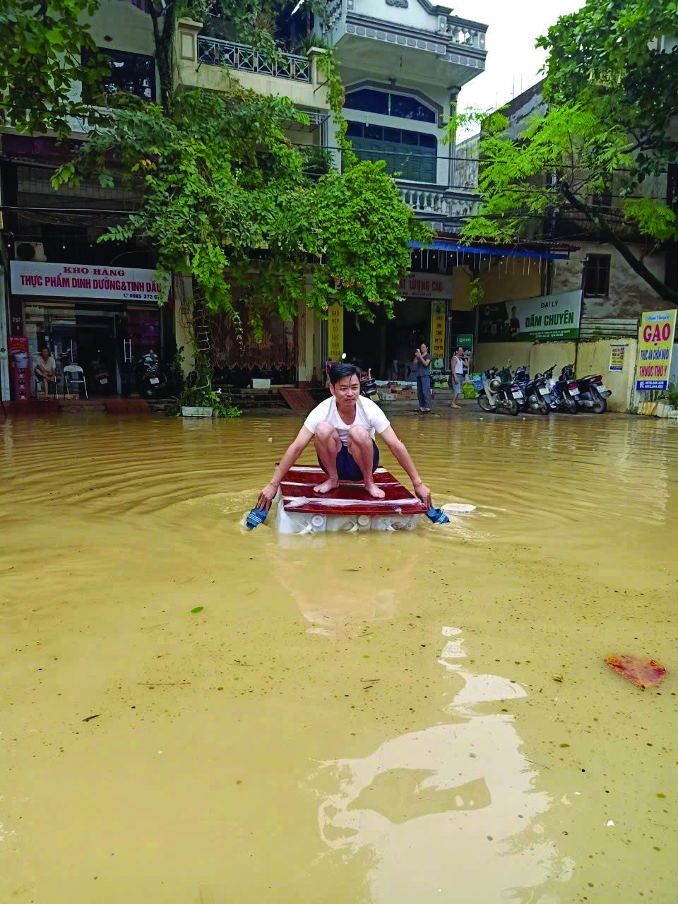 Giám định viên phải sử dụng những phương tiện tự chế như bè, ván... để tiếp cận hiện trường nơi có tổn thất. Giám định viên phải sử dụng những phương tiện tự chế như bè, ván... để tiếp cận hiện trường nơi có tổn thất.