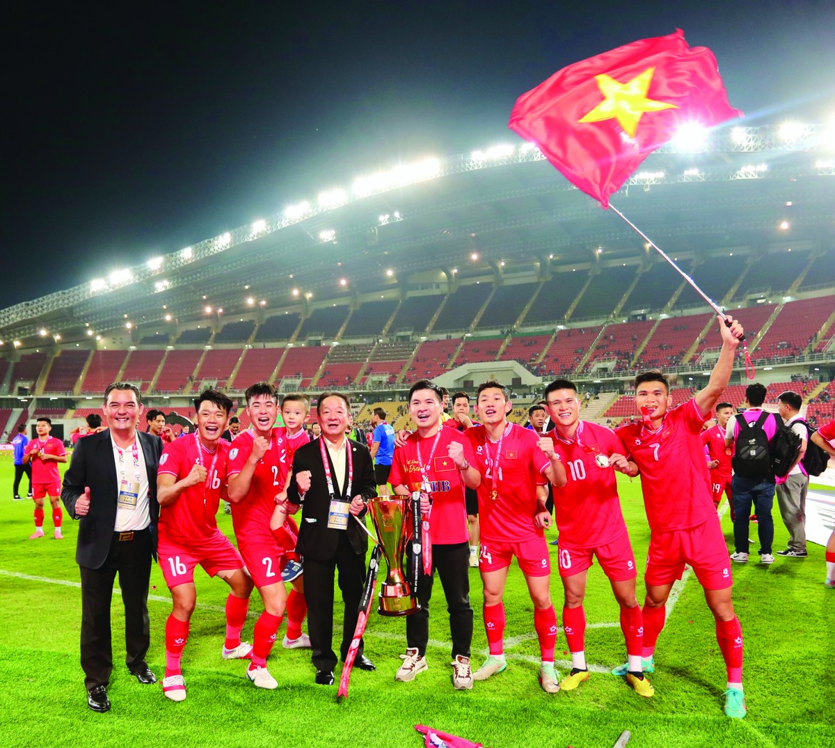 Bầu Hiển cùng con trai và 5 tuyển thủ của Câu lạc bộ Hà Nội ăn mừng chiến thắng của đội tuyển Việt Nam tại ASEAN Cup 2024. Bầu Hiển cùng con trai và 5 tuyển thủ của Câu lạc bộ Hà Nội ăn mừng chiến thắng của đội tuyển Việt Nam tại ASEAN Cup 2024.