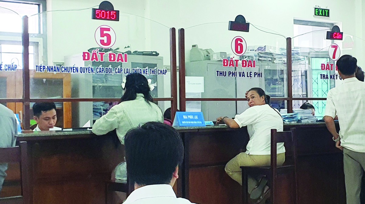 Khách hàng chờ làm việc tại một văn phòng giao dịch đất đai ở Nhơn Trạch. Ảnh: Lê Toàn. Khách hàng chờ làm việc tại một văn phòng giao dịch đất đai ở Nhơn Trạch. Ảnh: Lê Toàn.