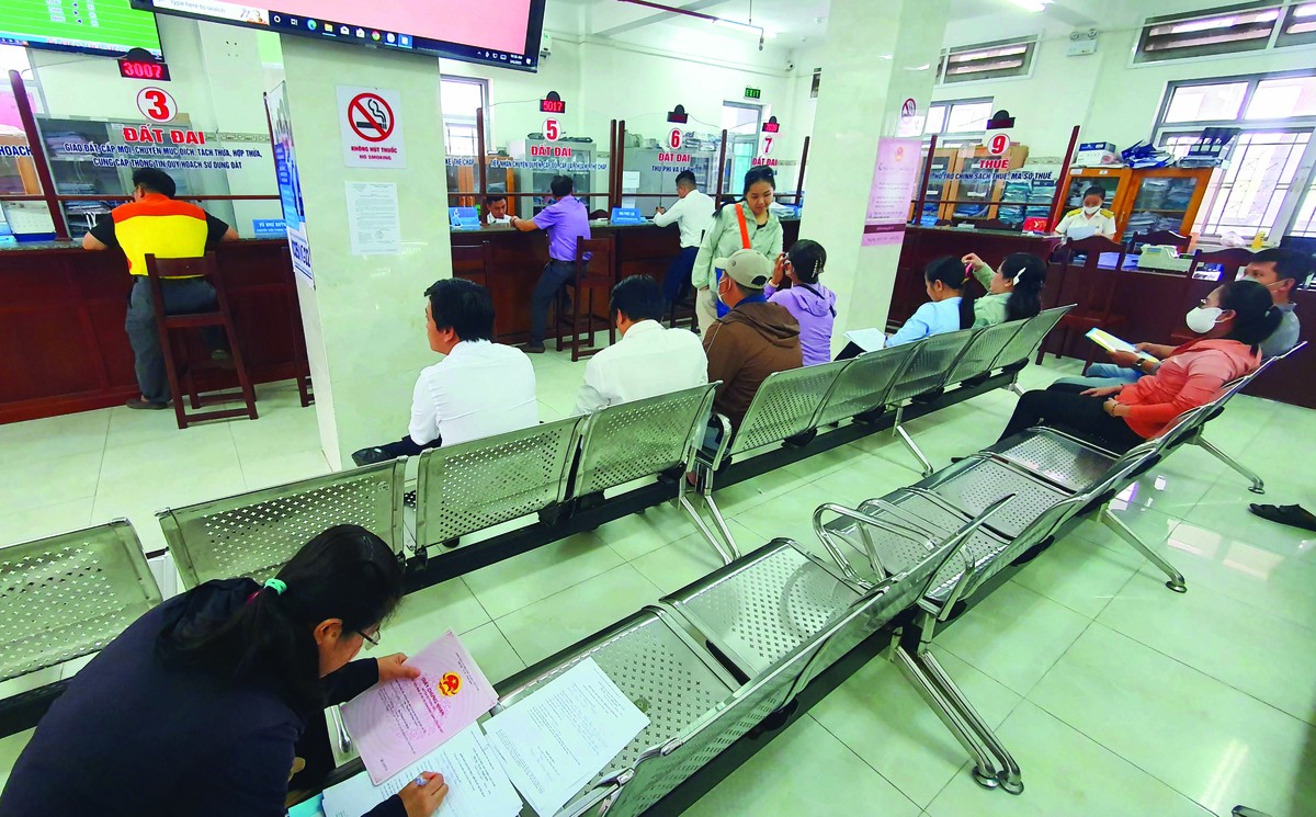 Người dân làm thủ tục đất đai tại huyện Nhơn Trạch. Ảnh: Lê Toàn. Người dân làm thủ tục đất đai tại huyện Nhơn Trạch. Ảnh: Lê Toàn.