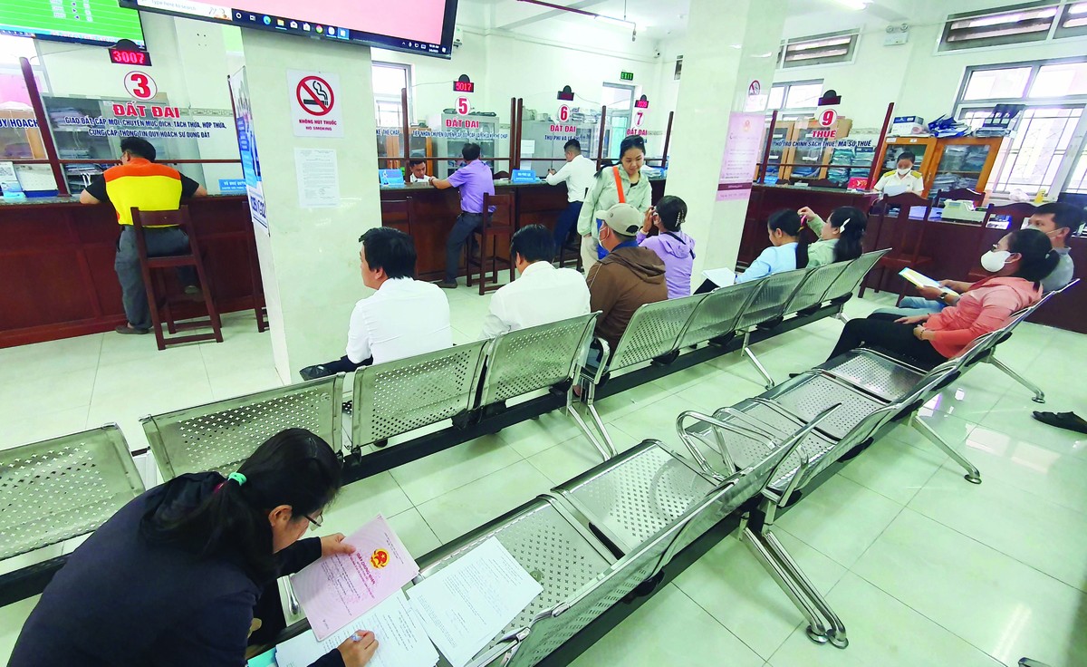 Người dân làm thủ tục mua bất động sản tại huyện Nhơn Trạch, tỉnh Đồng Nai. Ảnh: Lê Toàn.