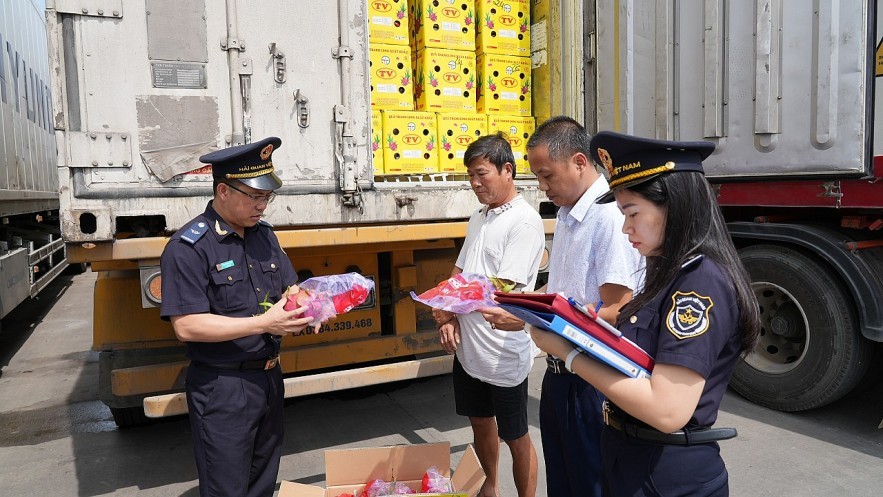 Cán bộ hải quan kiểm tra thực tế lô hàng và phát hiện vi phạm. Ảnh: CHQ