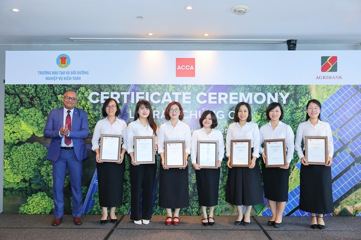 Ông Ren Varma trao Chứng chỉ cho các học viên của Agribank tham gia 3 khóa học. Ảnh: ACCA Việt Nam. Ông Ren Varma trao Chứng chỉ cho các học viên của Agribank tham gia 3 khóa học. Ảnh: ACCA Việt Nam.