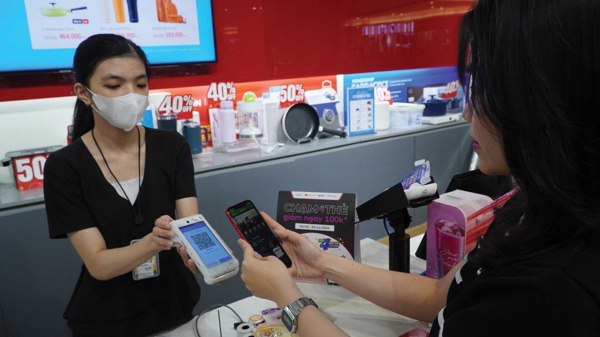 Khách hàng quét mã QR để thanh toán mua sắm. Khách hàng quét mã QR để thanh toán mua sắm.