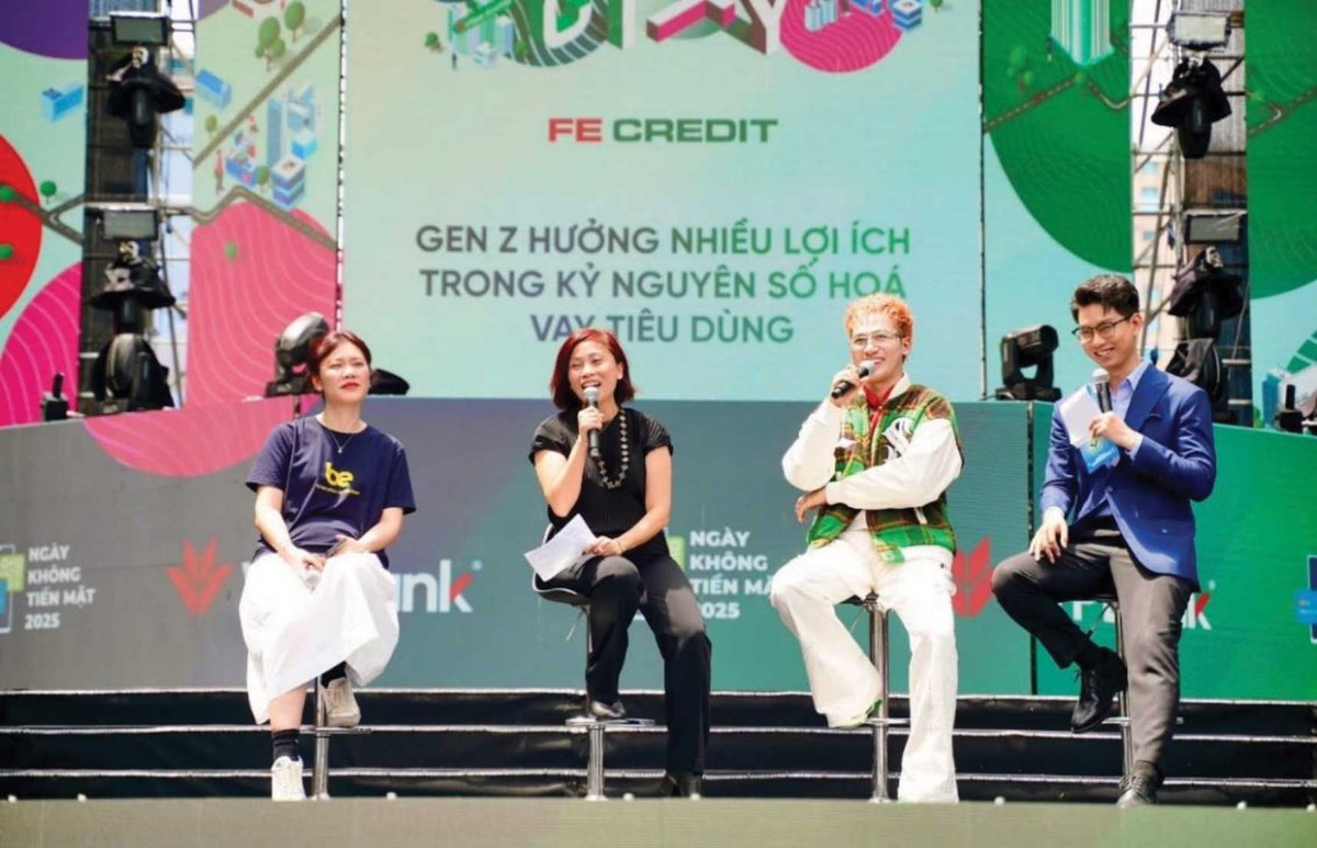 Đại diện FE CREDIT tham gia phiên thảo luận “Sống số - Sống chất”.