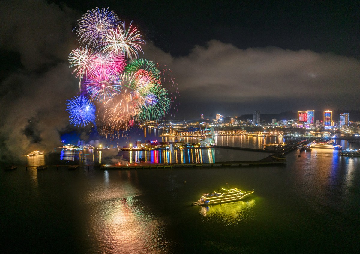 Sự kiện “Tỏa sáng Vịnh kỳ quan” diễn ra mỗi tối cuối tuần, dự kiến kéo dài đến hết 2/9/2025.