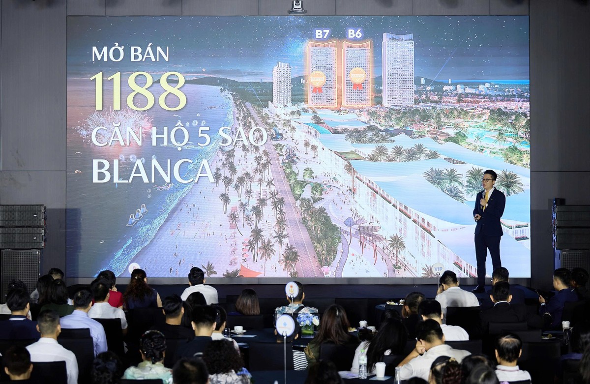 Đại diện Sun Property thuyết trình về dòng sản phẩm mới tại hai tháp Blanca 6,7.