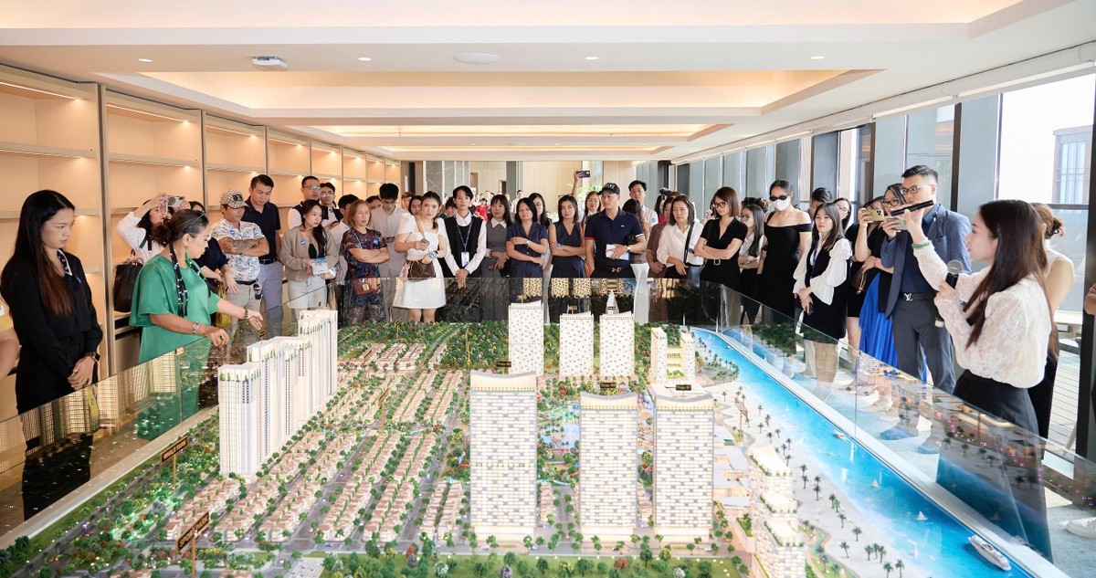 Khách mời trải nghiệm sa bàn và lắng nghe thuyết trình tổng quan về Blanca City.