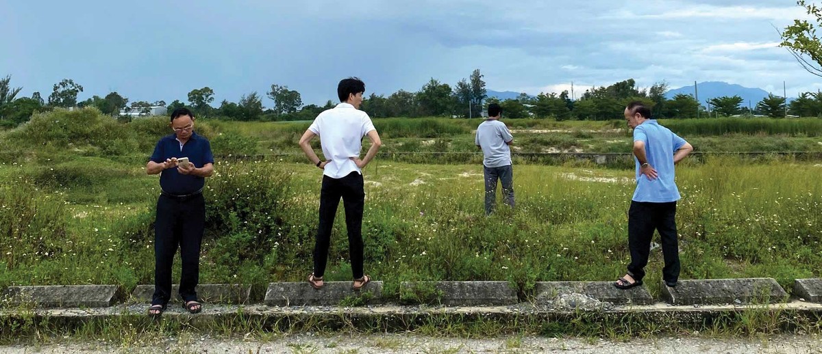 Nhà đầu tư đi xem đất tại phường Đồng Hới, tỉnh Quảng Trị. Ảnh: Ngọc Tân.