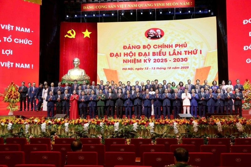 Lãnh đạo Đảng, Nhà nước chụp ảnh lưu niệm cùng Đoàn Đại biểu Đảng bộ Bộ Tài chính.