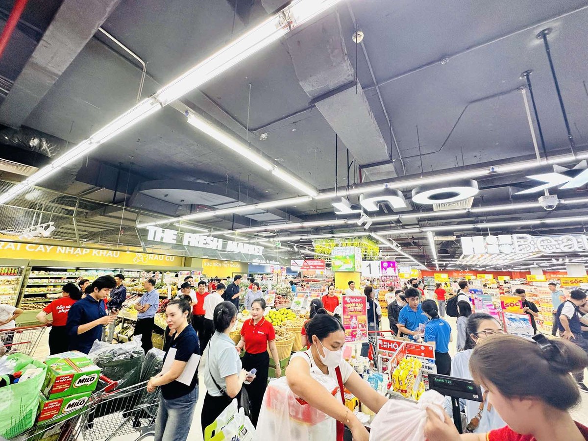 Tấp nập khách mua sắm tại siêu thị WinMart Biên Hòa. Tấp nập khách mua sắm tại siêu thị WinMart Biên Hòa.