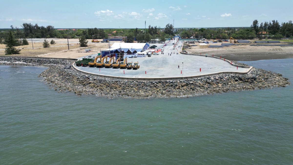 “Siêu” dự án Khu đô thị du lịch lấn biển Cần Giờ đang được triển khai xây dựng. Ảnh: Lê Toàn. “Siêu” dự án Khu đô thị du lịch lấn biển Cần Giờ đang được triển khai xây dựng. Ảnh: Lê Toàn.