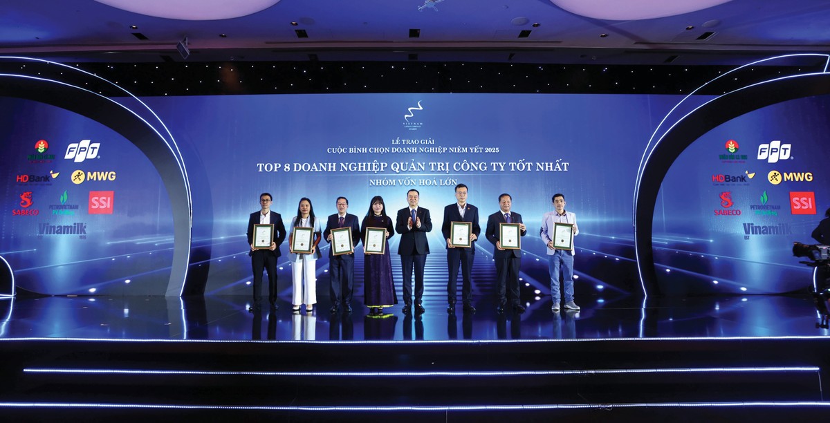Ban Tổ chức vinh danh các doanh nghiệp quản trị công ty tốt nhất theo từng nhóm quy mô vốn hóa (lớn, vừa và nhỏ) Ban Tổ chức vinh danh các doanh nghiệp quản trị công ty tốt nhất theo từng nhóm quy mô vốn hóa (lớn, vừa và nhỏ)