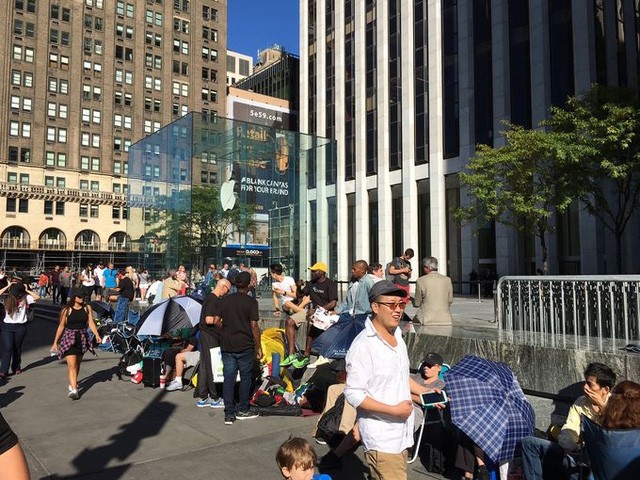 Chùm ảnh khắp nơi trên thế giới ngày iPhone 7 chính thức lên kệ ảnh 11