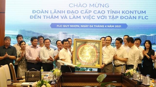 Bí Thư Tỉnh ủy Kon Tum Dương Văn Trang tặng quà lưu niệm cho đại diện lãnh đạo Tập đoàn FLC.