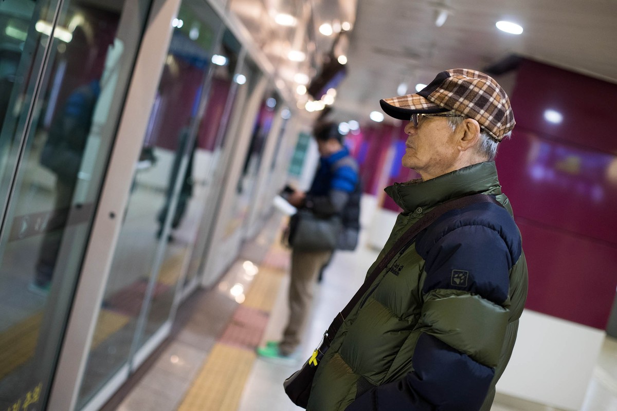 Hàng ngàn người cao tuổi Hàn Quốc vật lộn để kiếm sống ảnh 1