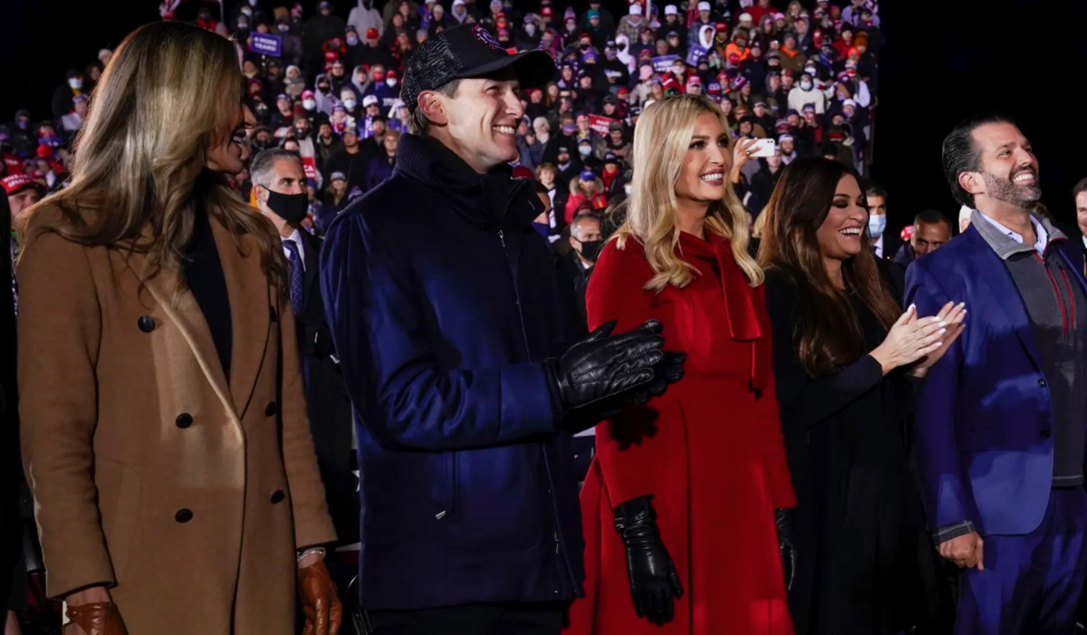 Các thành viên gia đình ông Trump lắng nghe bài phát biểu của ông Các thành viên gia đình ông Trump lắng nghe bài phát biểu của ông
