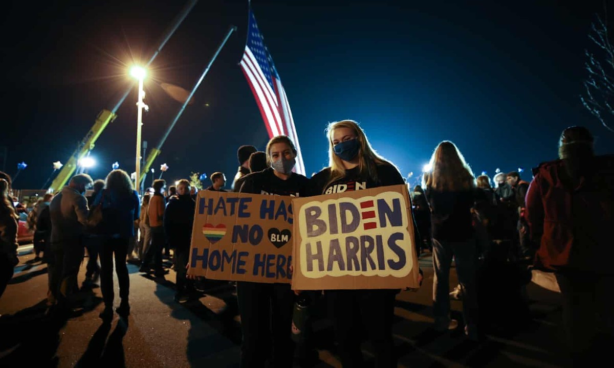Những người ủng hộ ông Biden chờ đợi bài phát biểu của ông Những người ủng hộ ông Biden chờ đợi bài phát biểu của ông