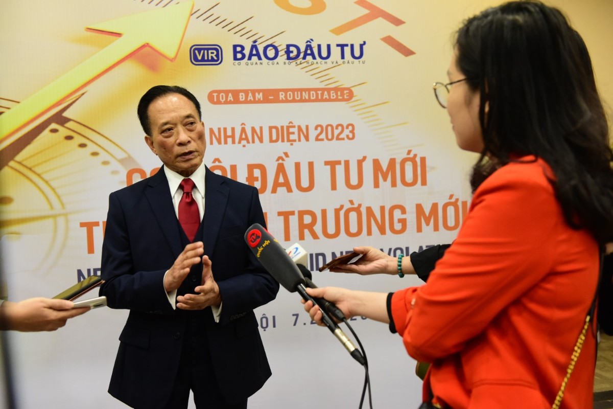 TS. Nguyễn Trí Hiếu, chuyên gia kinh tế trả lời phóng vấn báo chí bên lề Tọa đàm. Ảnh: Dũng Minh