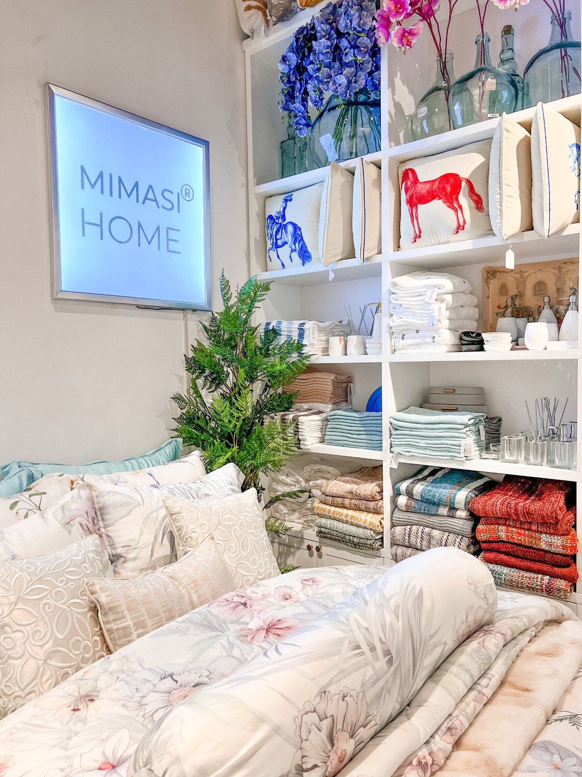 Mimasi Home được biết đến là nơi cung cấp các sản phẩm trang trí nội thất theo mùa, và các sản phẩm gia dụng mang tính thẩm mỹ cao Mimasi Home được biết đến là nơi cung cấp các sản phẩm trang trí nội thất theo mùa, và các sản phẩm gia dụng mang tính thẩm mỹ cao