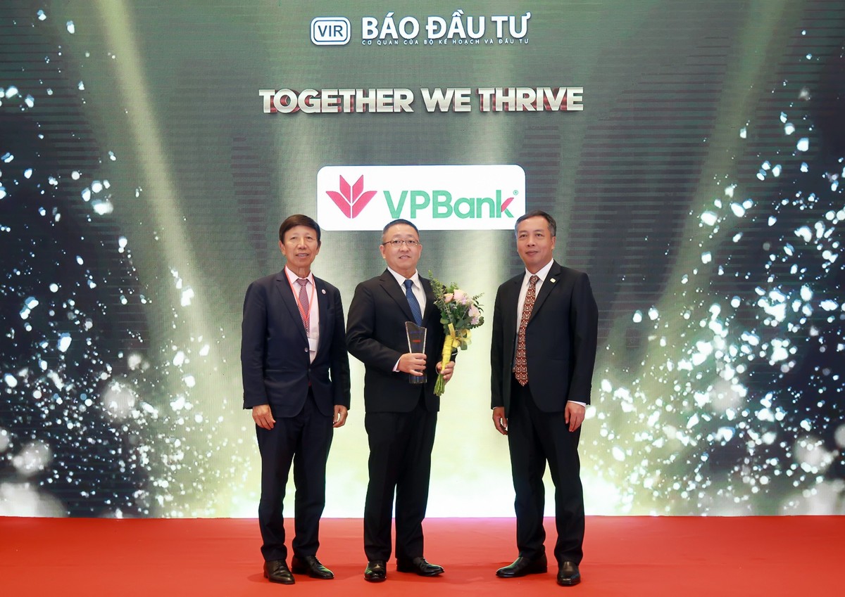 Ông Mochizuki Masashi đại diện VPBank nhận cúp vinh danh