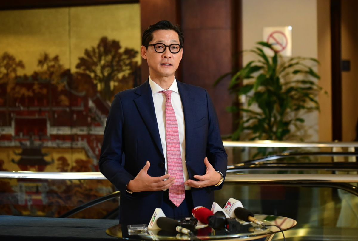 Ông Joon Suk Park - Giám đốc Khối kinh doanh quốc tế, Khối dịch vụ ngân hàng doanh nghiệp, HSBC Việt Nam Ông Joon Suk Park - Giám đốc Khối kinh doanh quốc tế, Khối dịch vụ ngân hàng doanh nghiệp, HSBC Việt Nam