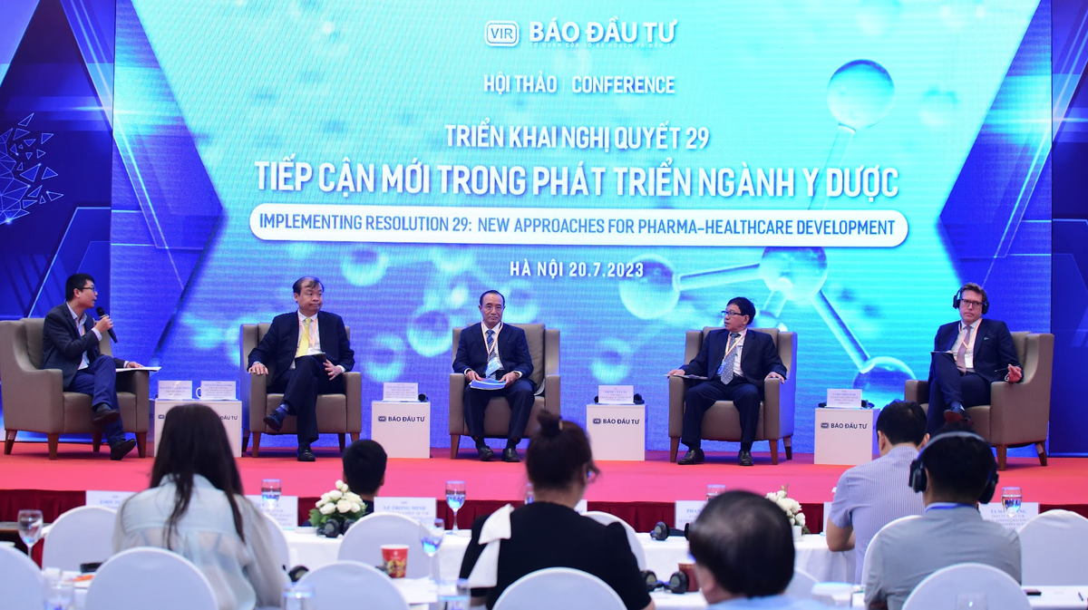 Các diễn giả tham gia thảo luận tại phiên 2, Hội thảo “Triển khai Nghị Quyết 29: Tiếp cận mới trong phát triển ngành y dược” do Báo Đầu tư tổ chức ngày 20/7. Ảnh: Dũng Minh Các diễn giả tham gia thảo luận tại phiên 2, Hội thảo “Triển khai Nghị Quyết 29: Tiếp cận mới trong phát triển ngành y dược” do Báo Đầu tư tổ chức ngày 20/7. Ảnh: Dũng Minh