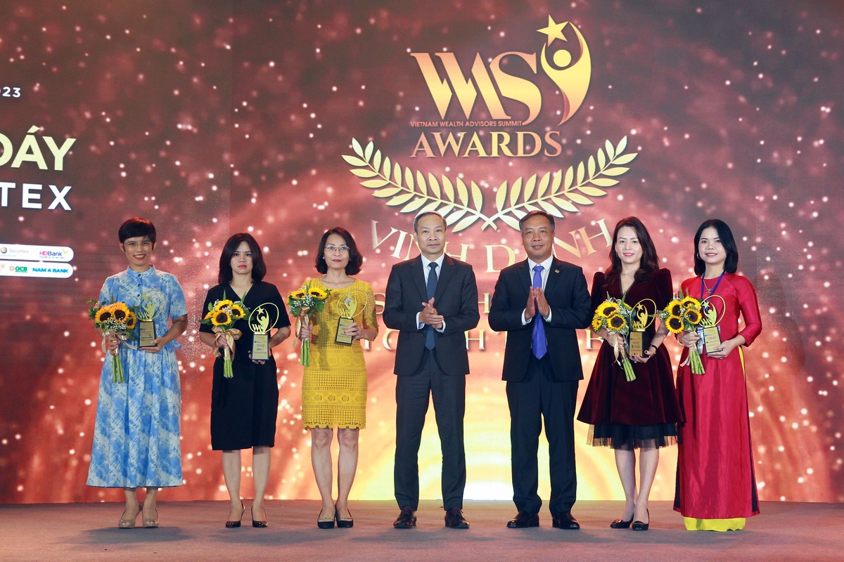 Đại diện các ngân hàng nhận kỷ niệm chương