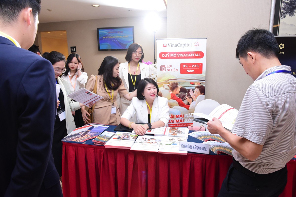 Nhà đầu tư quan tâm tìm hiểu các sản phẩm quỹ mở Nhà đầu tư quan tâm tìm hiểu các sản phẩm quỹ mở