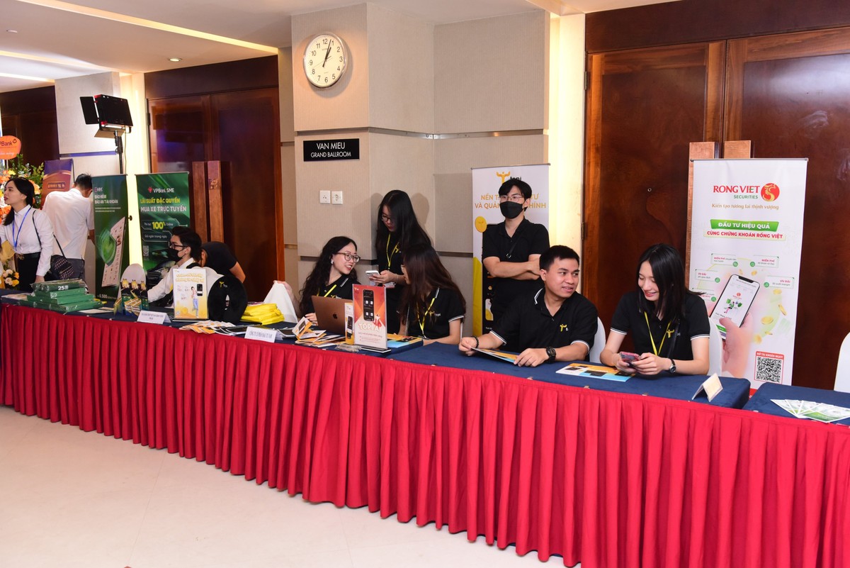 Nhiều công ty chứng khoán, ngân hàng, công ty quản lý quỹ... tham dự Diễn đàn để giới thiệu sản phẩm - dịch vụ tới cộng đồng nhà đầu tư Nhiều công ty chứng khoán, ngân hàng, công ty quản lý quỹ... tham dự Diễn đàn để giới thiệu sản phẩm - dịch vụ tới cộng đồng nhà đầu tư