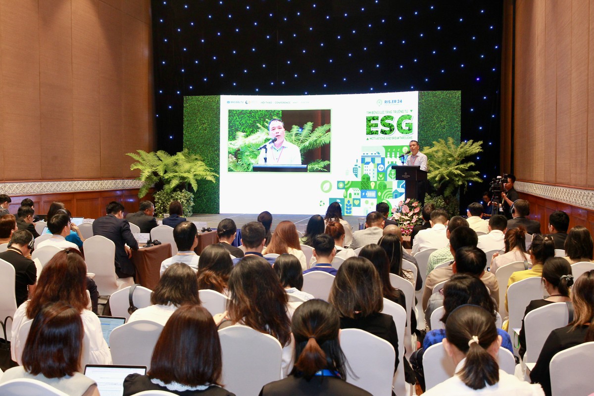 Ông Nguyễn Tú Anh, Giám đốc Trung tâm thông tin, Phân tích và Dự báo kinh tế, Ban Kinh tế Trung ương phát biểu tại Hội thảo Ông Nguyễn Tú Anh, Giám đốc Trung tâm thông tin, Phân tích và Dự báo kinh tế, Ban Kinh tế Trung ương phát biểu tại Hội thảo