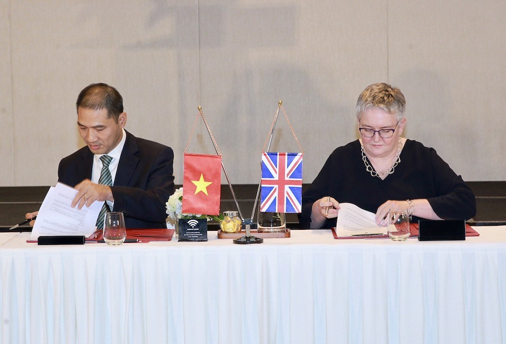 Ông Trần Tuấn Minh và bà Helen Brand, Tổng giám đốc điều hành ACCA đại diện hai tổ chức ký kết biên bản ghi nhớ hợp tác (Ảnh: Chí Cường)