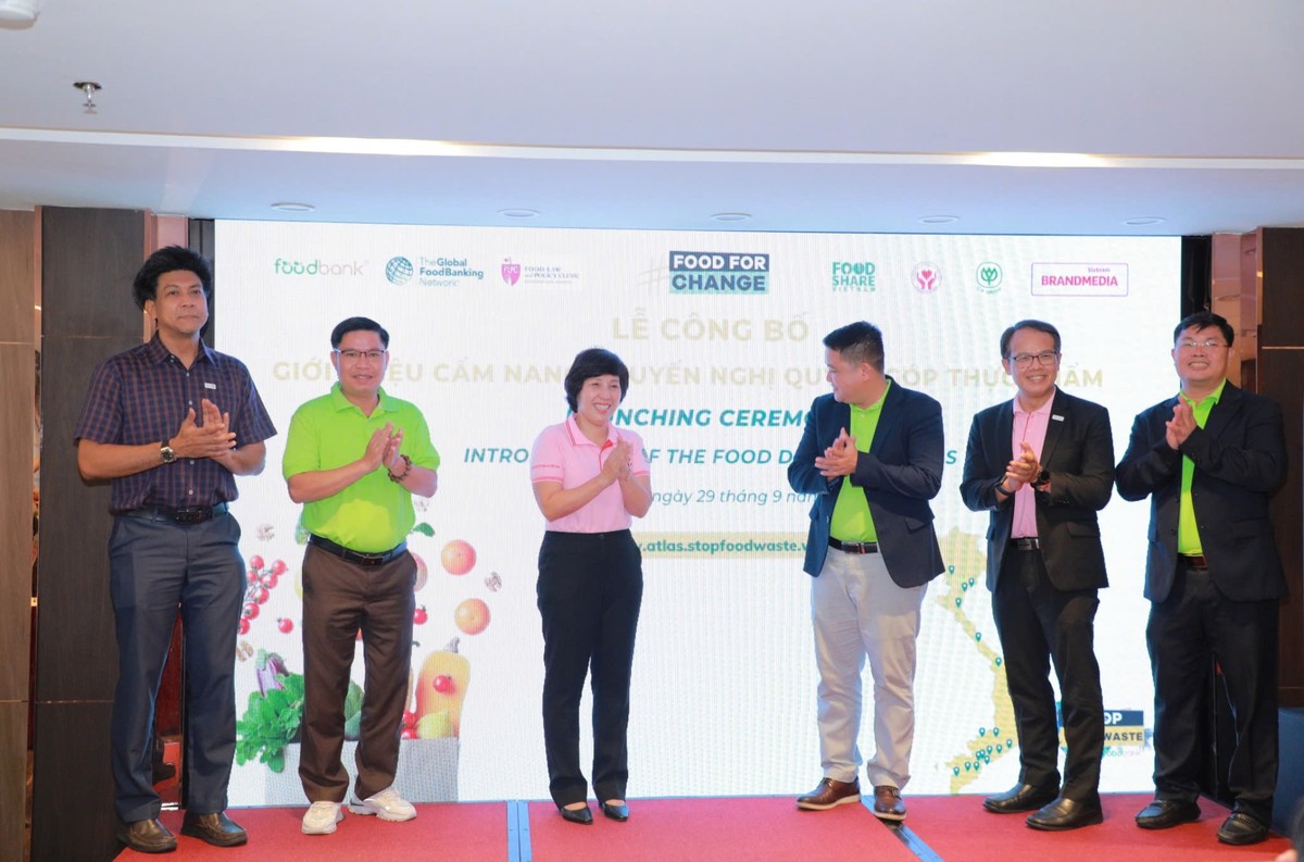 Các đại biểu cùng nhấn nút kick off ra mắt Cẩm nang khuyến nghị quyên góp thực phẩm Các đại biểu cùng nhấn nút kick off ra mắt Cẩm nang khuyến nghị quyên góp thực phẩm