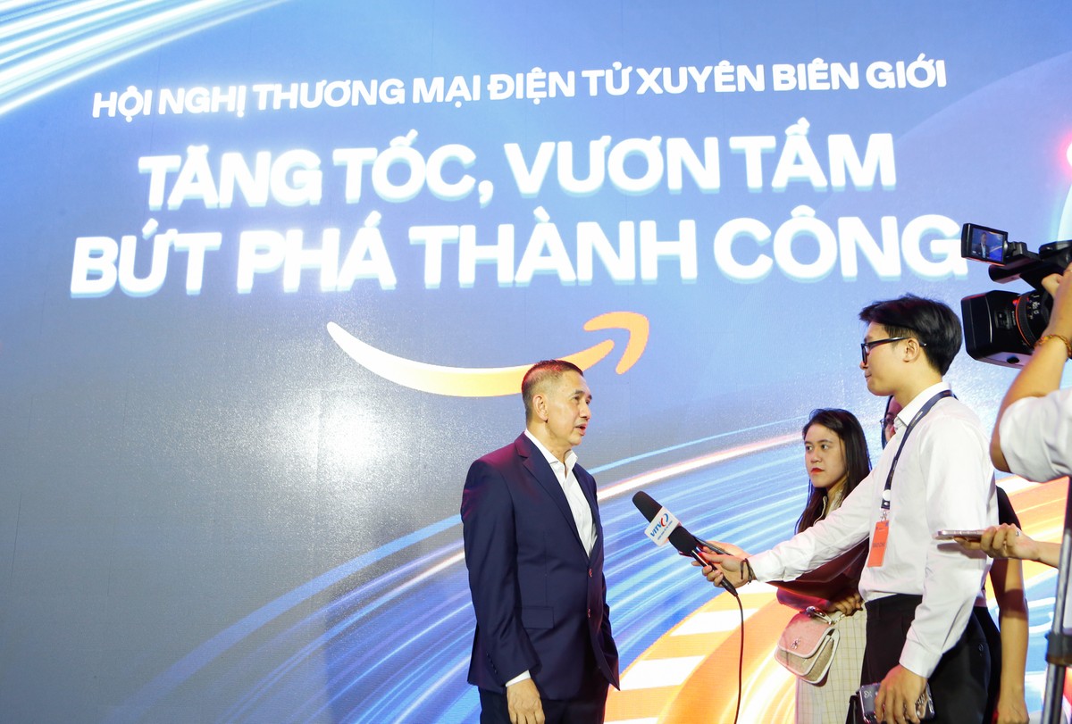 Ông Nguyễn Nguyên, Phó tổng giám đốc Tập đoàn Trung Nguyên Legend chia sẻ với truyền thông tại sự kiện Hội nghị Thương mại điện tử xuyên biên giới 2024