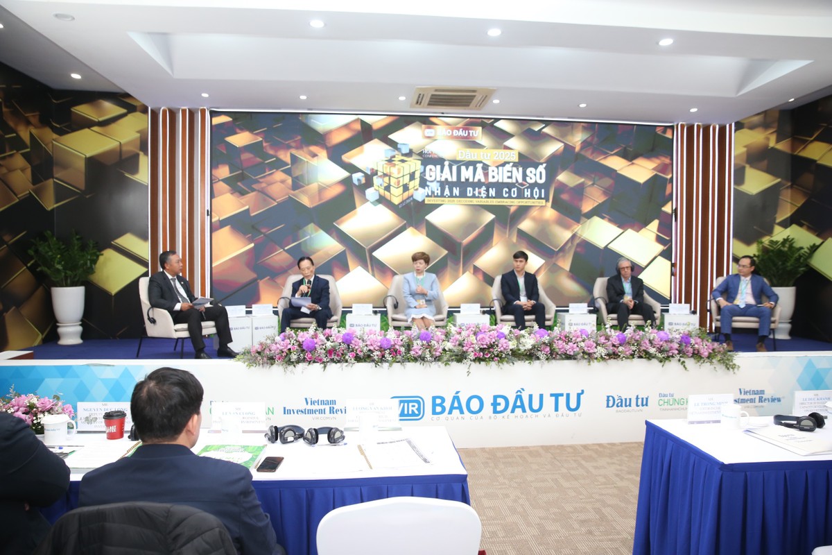 Các diễn giả tham dự phiên thảo luận "Giải mã biến số" Các diễn giả tham dự phiên thảo luận "Giải mã biến số"